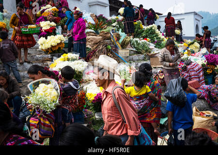 Chichicastenango, Guatemala - 27. April 2014: Menschen vor Ort in einem Straßenmarkt in der Stadt Chichicastenango in Guatemala Stockfoto