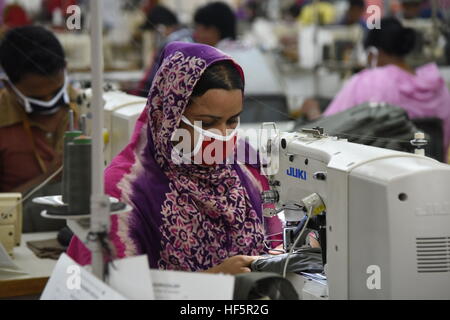 Bangladesh Arbeit arbeiten in einem bereit gemacht (RMG) Textilfabrik in Ashulia in der Nähe von Dhaka, Bangladesch Stockfoto