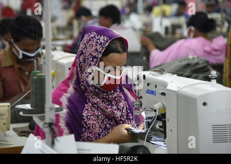 Bangladesh Arbeit arbeiten in einem bereit gemacht (RMG) Textilfabrik in Ashulia in der Nähe von Dhaka, Bangladesch Stockfoto