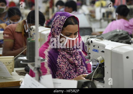 Bangladesh Arbeit arbeiten in einem bereit gemacht (RMG) Textilfabrik in Ashulia in der Nähe von Dhaka, Bangladesch Stockfoto