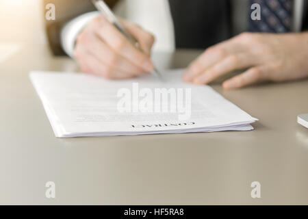 Nahaufnahme eines männlichen Hand setzen Unterschrift im Vertrag Stockfoto