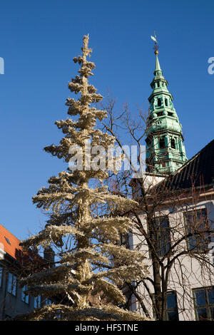 Dänemark, Kopenhagen, Højbro Plads, Weihnachtsmarkt, künstliche Xmas tree und spire der alten St. Nikolaus Kirche Stockfoto