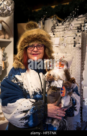 Dänemark, Kopenhagen, Højbro Plads, Weihnachtsmarkt, Besucher mit Weihnachtsmann Dekoration Stockfoto