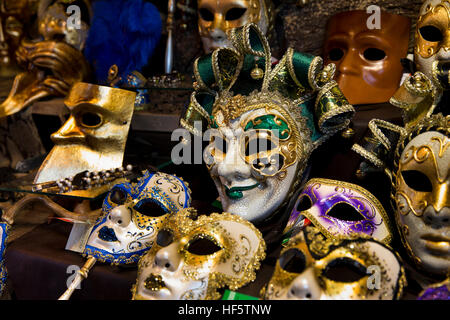 Dänemark, Kopenhagen, Højbro Plads, Weihnachtsmarkt, venezianischen Karneval Masken für den Verkauf auf Italienisch produzieren stall Stockfoto