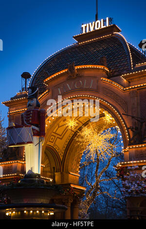 Dänemark, Kopenhagen, Vesterbrogade, Tivoli-Gärten, Eingang mit Weihnachtsschmuck in der Nacht Stockfoto