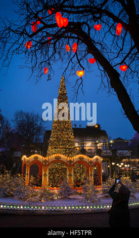 Dänemark, Kopenhagen, Tivoli Gardens zu Weihnachten, Baum geschmückt mit farbigen Lichter in der Nacht Stockfoto