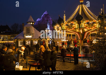 Dänemark, Kopenhagen, Tivoli-Gärten, Weihnachtsmarkt, frohe Go round in der Nacht beleuchtet Stockfoto