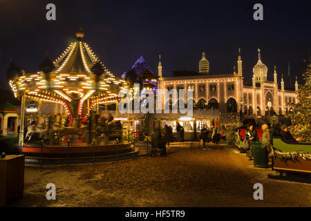 Dänemark, Kopenhagen, Tivoli-Gärten, Weihnachtsmarkt, merry Go round und orientalischen Palast bei Nacht beleuchtet Stockfoto
