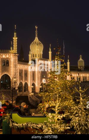 Dänemark, Kopenhagen, Tivoli-Gärten, Weihnachtsmarkt, beleuchtet Oriental Palace nachts Stockfoto