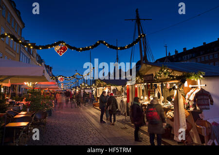 Dänemark, Kopenhagen, Nyhavn, Weihnachtsmarkt auf gepflasterten Kai in der Nacht Stockfoto