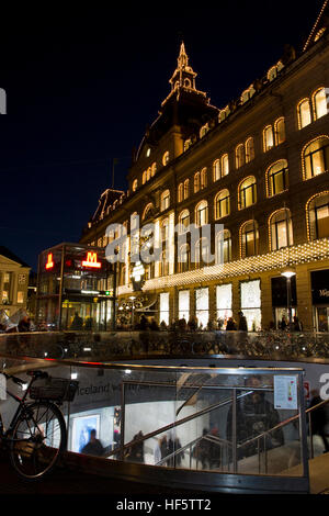 Dänemark, Kopenhagen, Kongens Nytorv, u-Bahnstation und Magazin du Nord, Kaufhaus, Weihnachtsbeleuchtung Stockfoto