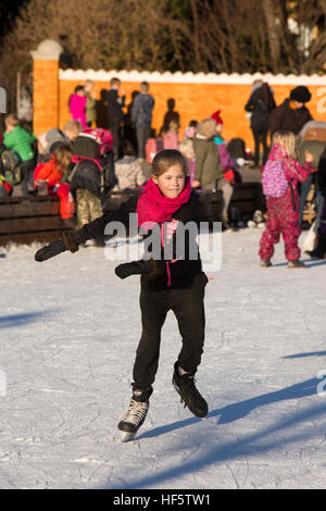 Dänemark, Kopenhagen, Frederiksberg Gärten, Mädchen auf Weihnachten öffentliche Eisbahn Schlittschuh laufen Stockfoto