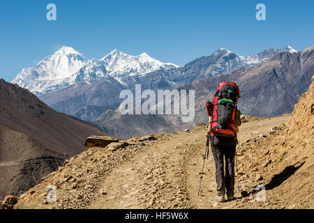 Einsame Wanderer Wandern auf einsamen Straße. Stockfoto