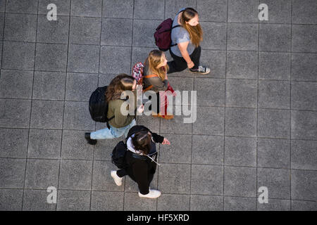 Hochschulen im Vereinigten Königreich: Overhead Blick auf vier weibliche Frauen Aberystwyth University Studenten auf dem Campus zu Fuß Stockfoto