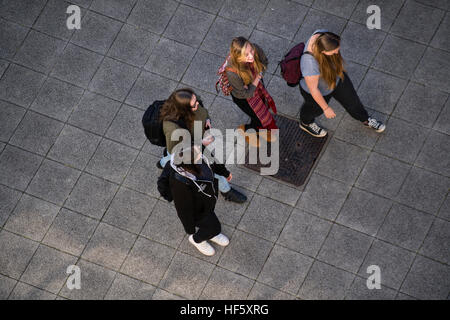 Hochschulen im Vereinigten Königreich: Overhead Blick auf vier weibliche Frauen Aberystwyth University Studenten auf dem Campus zu Fuß Stockfoto