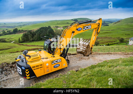 Bauarbeiten im Vereinigten Königreich: TTS Auftragnehmer Vorbereitung der Boden und die Zufahrt für eine neue Windkraftanlage in der Nähe von Nant yr Arian, Ponterwyd, Ceredigion, Wales UK, Oktober 2016 Stockfoto