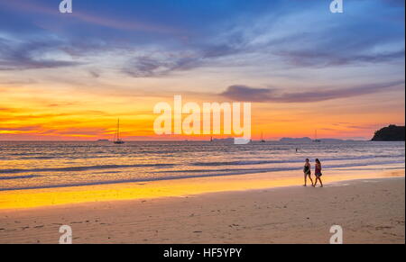 Strand auf Ko Lanta Island bei Sonnenuntergang, Provinz Krabi, Thailand Stockfoto