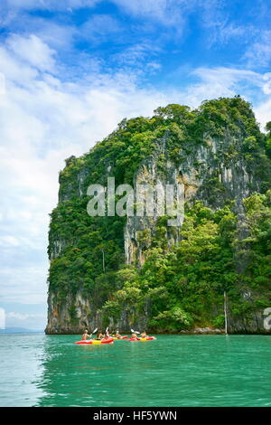 Kayak fahren in Ko Talabeng Island, Provinz Krabi, Thailand Stockfoto