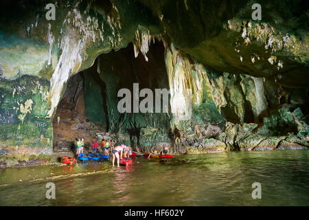 Touristen erkunden Ko Talabeng Höhle, Provinz Krabi, Thailand Stockfoto