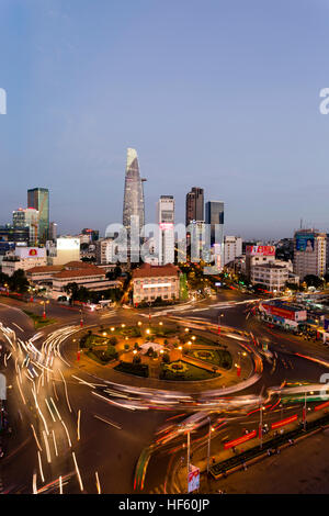 Dämmerung der Dämmerung Skyline Stadtbild Blick auf Bezirk 1 und Bitexco Financial Tower in Ho-Chi-Minh-Stadt, Vietnam. Stockfoto