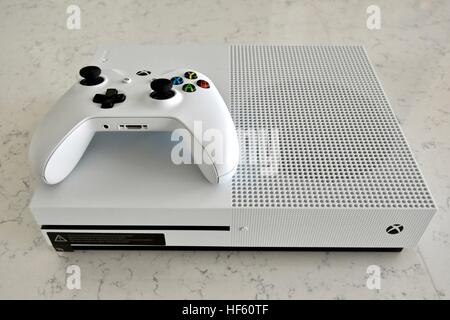 Eine weiße Xbox One S auf weißem Marmor Hintergrund angezeigt Stockfoto