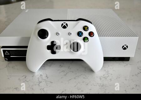 Eine weiße Xbox One S auf weißem Marmor Hintergrund angezeigt Stockfoto