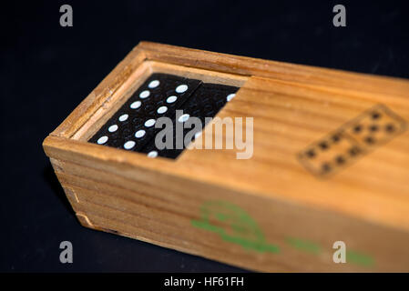 Holzkiste mit Domino-Steinen Stockfoto