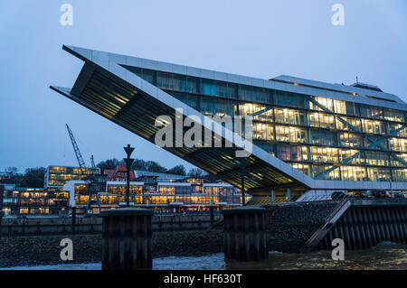 Bürohaus Dockland, Hamburg Hafen an der Elbe, Hamburg, Deutschland Stockfoto