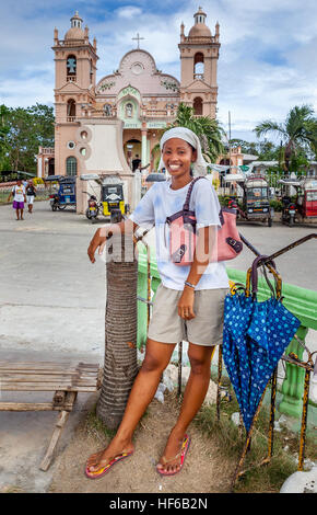 Eine philippinische Frau hält für ihr Porträt auf dem Weg zum sonntäglichen Gottesdienst in Bogo City, Insel Cebu, Philippinen. Stockfoto