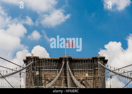 Die Brooklyn Bridge ist eine Straßenbrücke in New York City und ist eine der ältesten Hängebrücken in den Vereinigten Staaten. Im Jahre 1883 abgeschlossen, es verbindet die Stockfoto