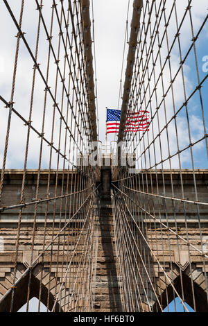 Die Brooklyn Bridge ist eine Straßenbrücke in New York City und ist eine der ältesten Hängebrücken in den Vereinigten Staaten. Im Jahre 1883 abgeschlossen, es verbindet die Stockfoto