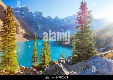 Moraine Lake ist ein Eiszeitlich-fed Lake im Banff National Park 14 km außerhalb von Lake Louise, Alberta, Kanada. Stockfoto