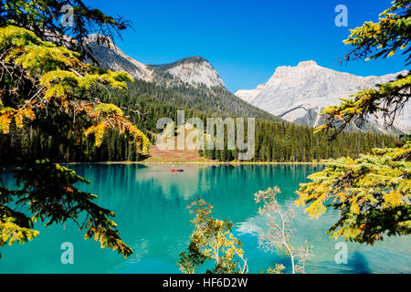 Emerald Lake befindet sich im Yoho Nationalpark, Britisch-Kolumbien, Kanada. Es ist die größte der Yoho 61 Seen und Teiche, sowie eines des Parks Stockfoto