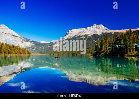 Emerald Lake befindet sich im Yoho Nationalpark, Britisch-Kolumbien, Kanada. Es ist die größte der Yoho 61 Seen und Teiche, sowie eines des Parks Stockfoto