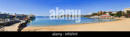 Entspannendes Sonnenbaden Menschen am Manly Beach, geschützt mit Hai-Netze in der Bucht zwischen manly Wharf Ferry terminal und Runde Sealife-aquarium Stockfoto