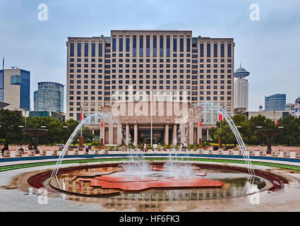 Fassade des Stadtwerke-Gebäude in Shanghai Peoples Square hinter runden Brunnen in China Festland. Stockfoto