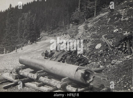 Eine 30,5 cm große italienische Kanone, die während des Ersten Weltkriegs an der österreichisch-italienischen Grenze positioniert wurde und Teil der Artillerie war, die an der italienischen Front eingesetzt wurde, um in bergigem Gelände zu verteidigen und anzugreifen. Stockfoto