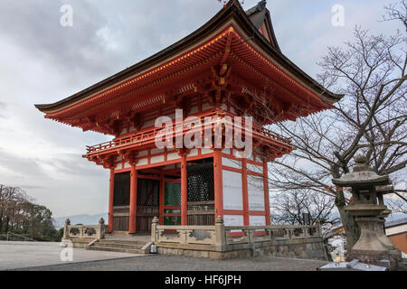 Nio-Mon (Haupttor) aus dem hinteren, Kiyomizu-Dera buddhistische Tempel, Kyoto, Japan Stockfoto