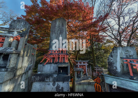 Angebote der hölzerne Torii gates an die Ichi keine Mine Kamisha, Fushimi Inari-Taisha-Shinto-Schrein, Kyoto, Japan Stockfoto