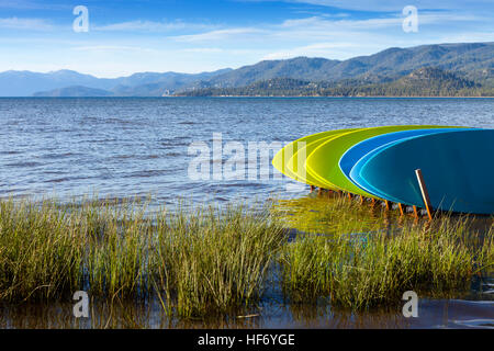 Vermietung Stand Up Paddle Boards am Ufer des Lake Tahoe, California. Stockfoto