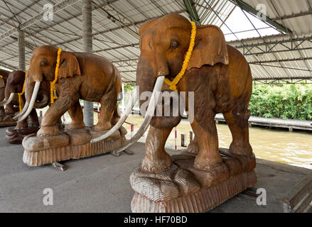 Keramische Statuen von Elefanten in voller Größe auf eine Flusskreuzfahrt-terminal in der Nähe von die schwimmenden Märkte von Bangkok, Thailand Stockfoto