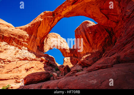 Doppelbogen ist ein Vogelschutznetz paar natürliche Bögen, eines der bekannteren Merkmale des Arches National Park in Utah, USA. Stockfoto