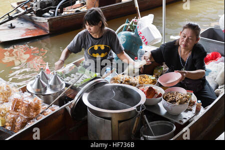 Kochen auf dem Boot zu den schwimmenden Märkten von Bangkok, Thailand Stockfoto