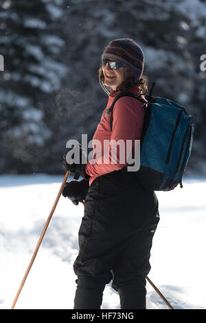 Frau Langlauf in Oregon Wallowa Mountains. Stockfoto