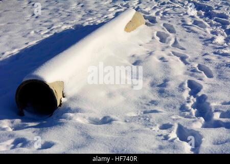 Alte rostige Rohre geworfen im Schnee im winter Stockfoto