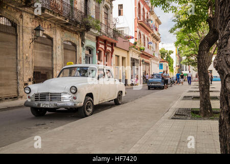 Alte amerikanische Auto geparkt in Plaza del Cristo, Havanna Vieja, Altstadt, La Havanna, Kuba. Stockfoto