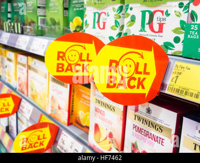 ASDA Rollback (Senkung der Preise auf bestimmte Artikel) Zeichen in der Nähe von Teebeutel in Asda Speicher. UK Stockfoto