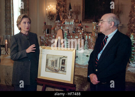 US First Lady Hillary Clinton und Künstler Ray Ellis release 1998 White House Christmas Card während einer Vorschau der Weihnachtsdekorationen 1998 7. Dezember 1998 in Washington, DC. Das diesjährige Thema beruhte in A Winter Wonderland. Stockfoto