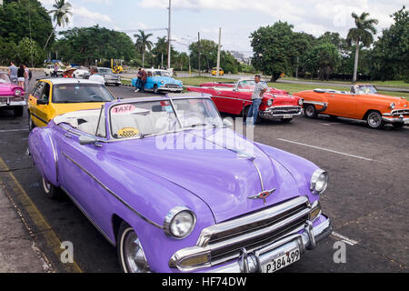 Alte amerikanische 1950er Jahre Chevrolet Autos in La Havanna, Kuba. Stockfoto