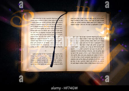 Alten Zauberbuch mit mysteriösen Inschriften und glühende Tierkreiszeichen Stockfoto